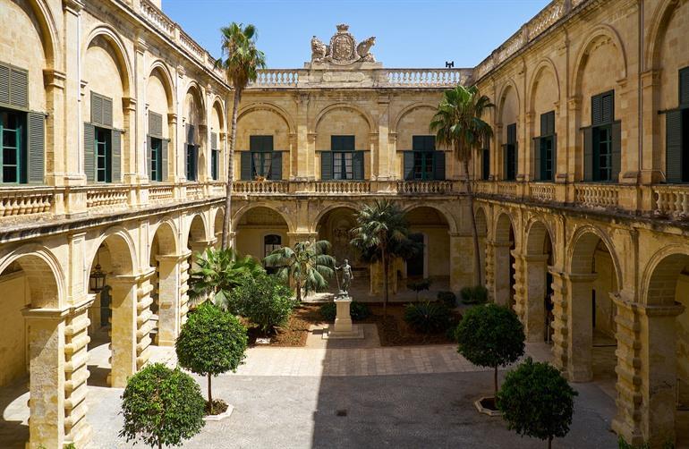 Innenhof des Grandmaster-Palasts in Valletta, Malta