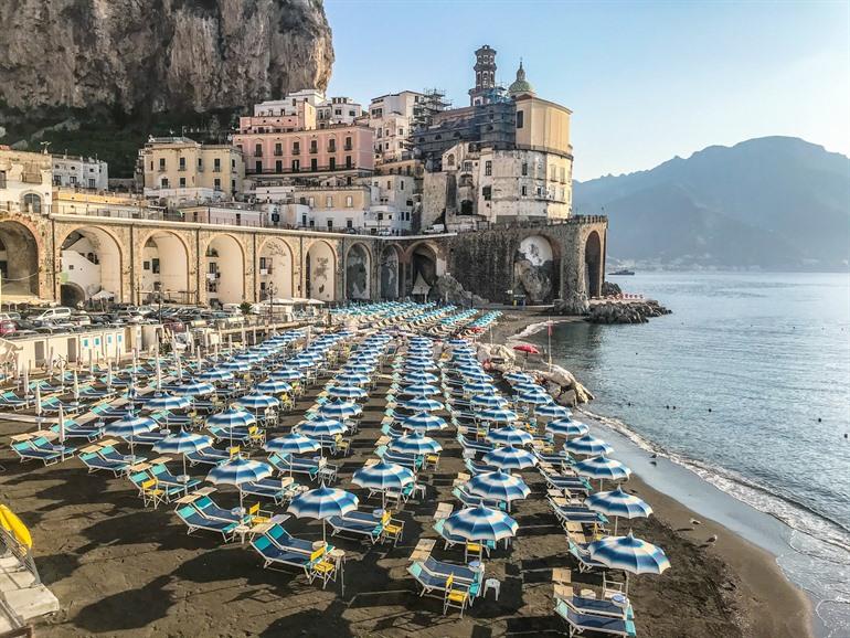 Blaue Sonnenschirme am Strand von Atrani