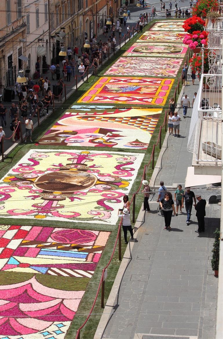 Blumenmosaike bei der Infiorata di Genzano, Italien