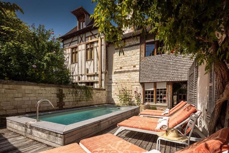 Buchen Sie eine luxuriöse Unterkunft im Le Champ des Oiseaux Hôtel & Spa mit Pool