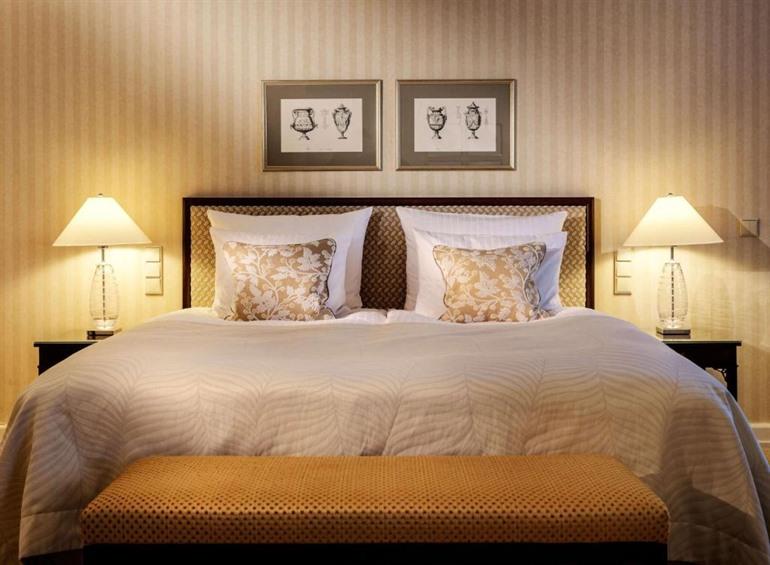 Buchen Sie einen entspannten Luxushotelaufenthalt im Nassauer Hof, nur wenige Gehminuten vom Schloßplatz entfernt.