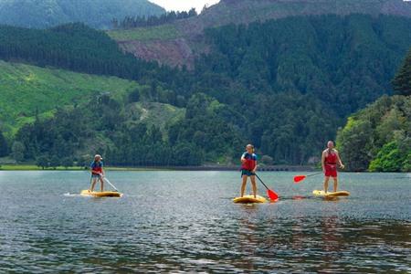 Buche hier dein Stand-up-Paddleboarding-Erlebnis an den Seen von Sete Cidades