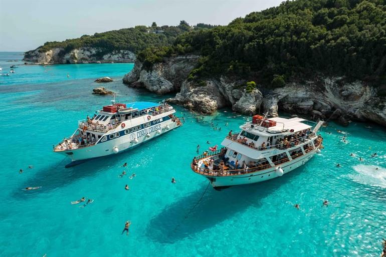 Buche eine Bootstour nach Paxos, Antipaxos und den Blauen Höhlen inklusive Badepausen
