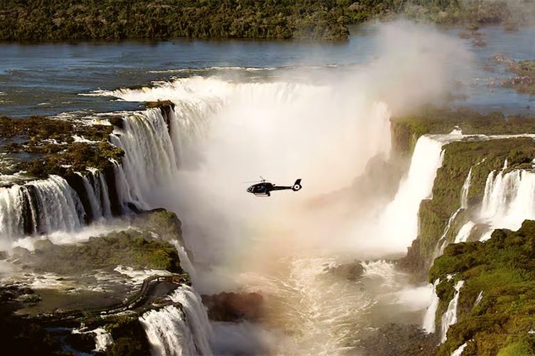 Buche einen Helikopterflug über die Wasserfälle