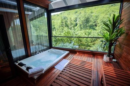 Buchen Sie Ihr Zimmer mit Whirlpool und Aussicht auf die Umgebung