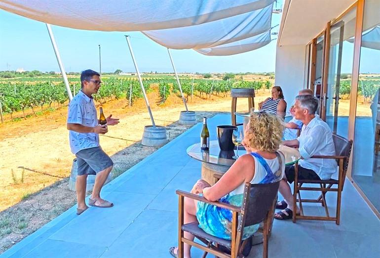 Buche eine Führung inklusive Weinverkostung auf dem Weingut in Ciutadella