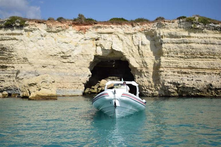 Buche eine Rundfahrt ab Otranto zu Höhlen und Buchten