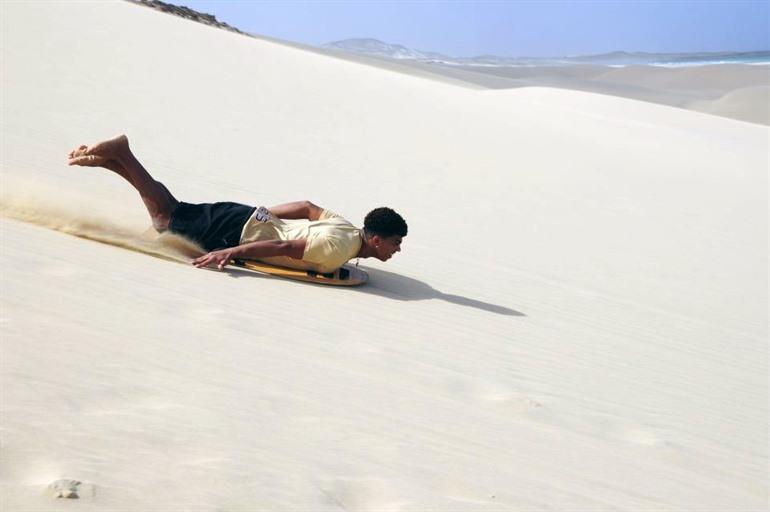 Buche eine Sandboard-Session durch die Dünen von Morro de Areia