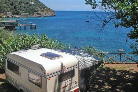 Buchen Sie Ihren Stellplatz beim Villaggio Camping Nettuno mit Meerblick