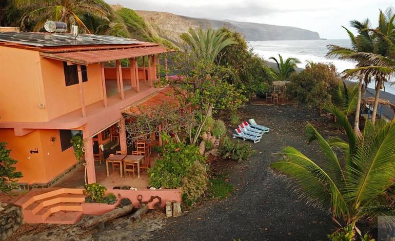 Buche deinen Aufenthalt im Tortuga B&B am schwarzen Sandstrand von Fogo.