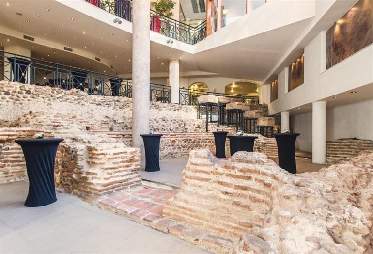 Buchen Sie Ihren Aufenthalt im Arena di Serdica Hotel, wo einst das römische Amphitheater stand.