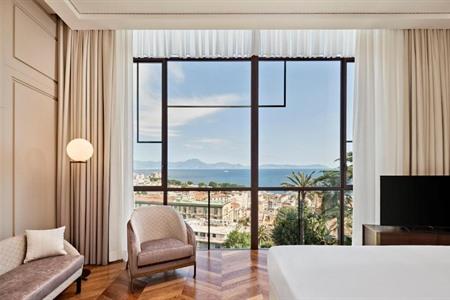 Bonart Naples, Curio Collection by Hilton buchen