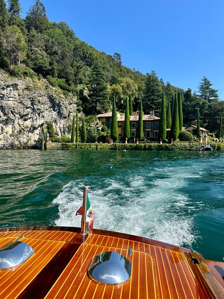 Bootstour auf dem Comer See entlang der luxuriösen Villen