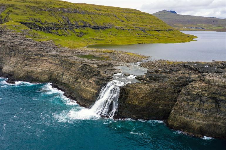 Besuch des Bøsdalafossur-Wasserfalls auf der Insel Vágar