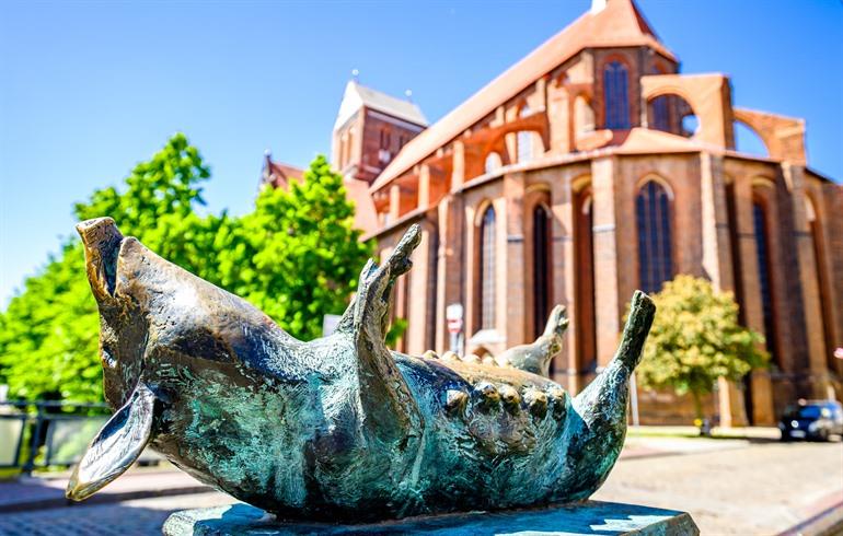 Bronzeschweinchen in den Straßen von Wismar, Deutschland