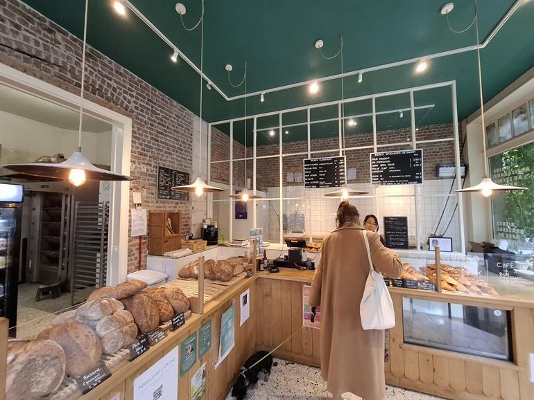 Brot und Bierreste bei Janine, Vorst