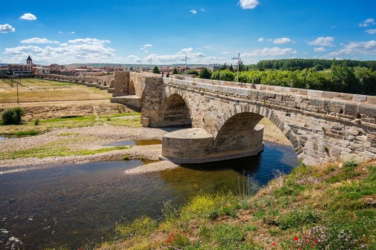 Brücke in der Nähe des Hospital de Orbigo
