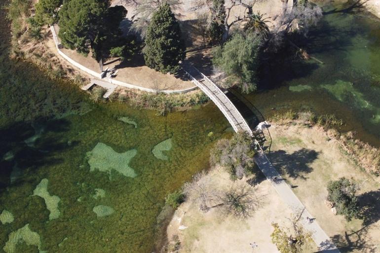 Brücke über den See im Parque Sarmiento