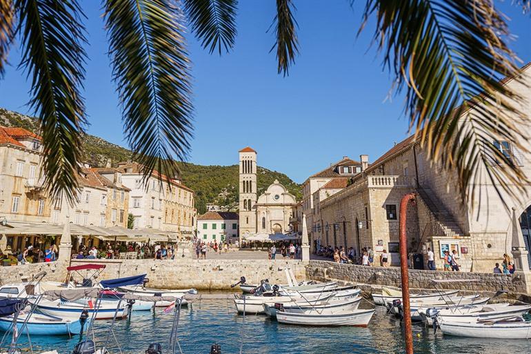 Die pulsierende Stadt Hvar in Kroatien erkunden
