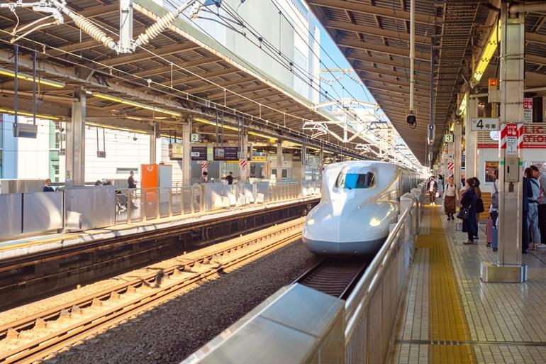 Hochgeschwindigkeitszug am Bahnhof Kyoto