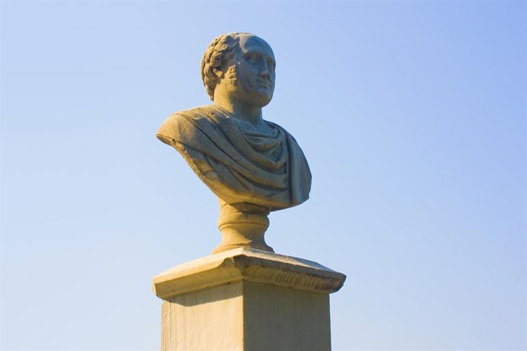 Bronzestatue von Giulio Perticari im Park Orti Giuli