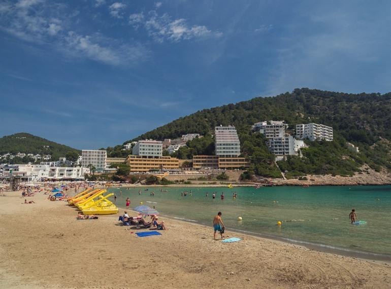 Strand Cala Llonga auf Ibiza