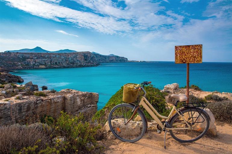 Erkundung des Cala Rossa Strands mit dem Fahrrad, Sizilien