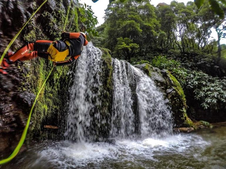 Canyoningtour in Ribeira dos Caldeirões buchen
