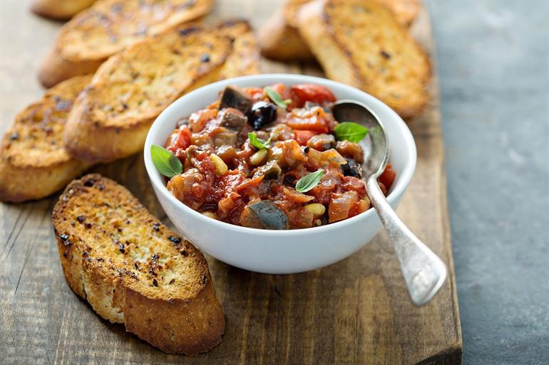 Caponata, sizilianischer Salat mit geschmorten Gemüsesorten