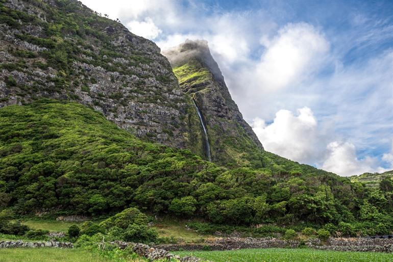 Besuch des Poço do Bacalhau Wasserfalls auf der Insel Flores