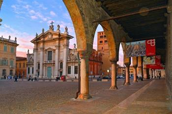 Kathedrale des heiligen Petrus Apostels auf der Piazza Sordello, Mantua