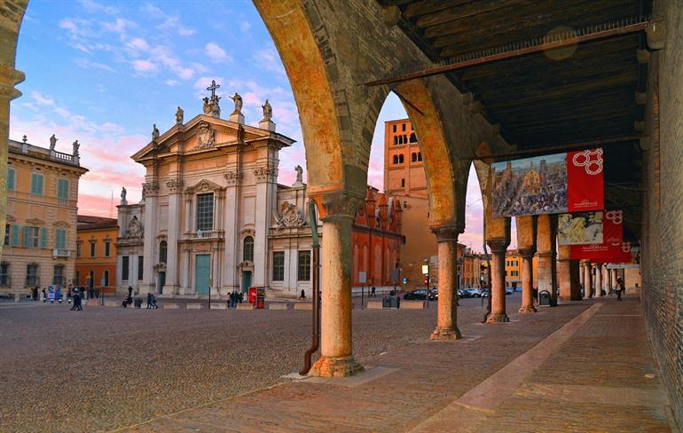 Kathedrale des heiligen Petrus Apostels auf der Piazza Sordello, Mantua