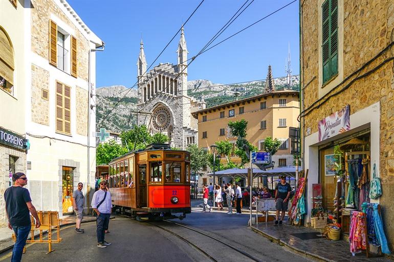 Zentrum von Sóller mit der Straßenbahn und der Kirche im Hintergrund, Mallorca