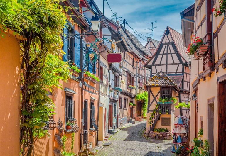 Charmantes, buntes Dorf Eguisheim in Frankreich