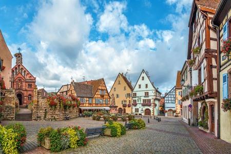 Charmantes, buntes Dorf Eguisheim, Frankreich