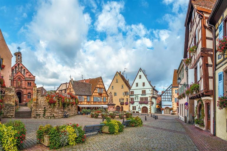Charmantes, buntes Dorf Eguisheim, Frankreich