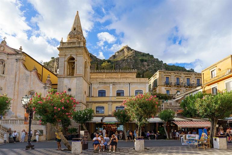 Kirche San Giuseppe mit Blick auf das Schloss von Taormina