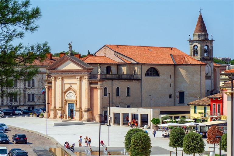 Kirche San Martino auf der Piazza Ferdinando di Savoia, Peschiera del Garda