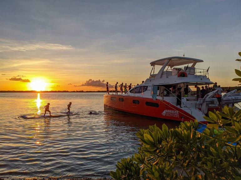 Kreuzfahrt bei Sonnenuntergang auf Curaçao