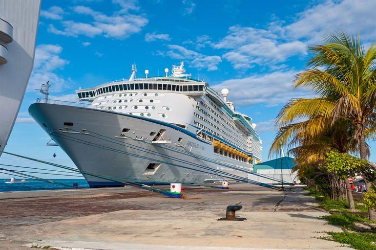 Kreuzfahrtschiff im Hafen von Oranjestad, Aruba