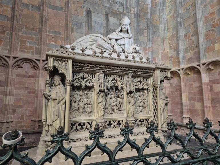 Krypta in der Basilika Saint-Hubert, Ardennen