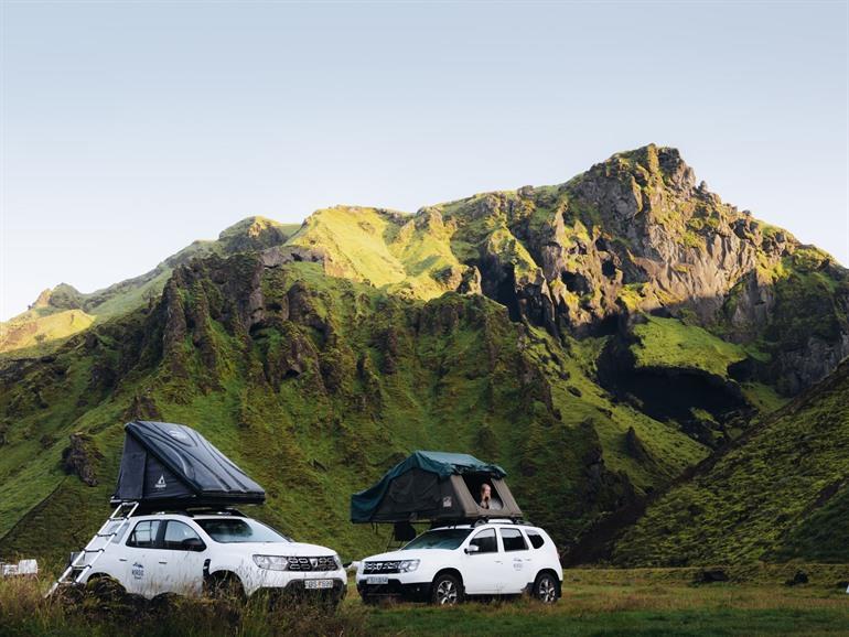 Dacia Jeep 4x4 mit Dachzelt Camping Island