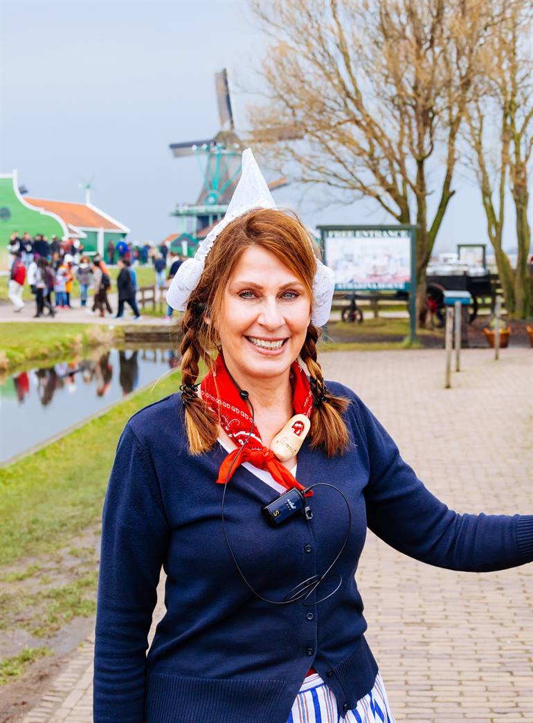 Dame in traditioneller Tracht an der Zaanse Schans