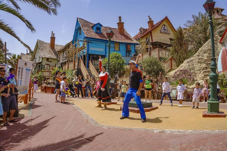 Tanzen mit Popeye und Olive in Popeye Village, Malta