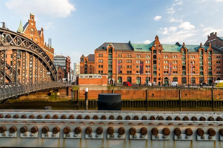 Die Brooksbrücke, das Tor zur Speicherstadt in Hamburg