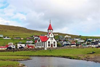 Die charmante Sandavágur-Kirche auf der Insel Vágar