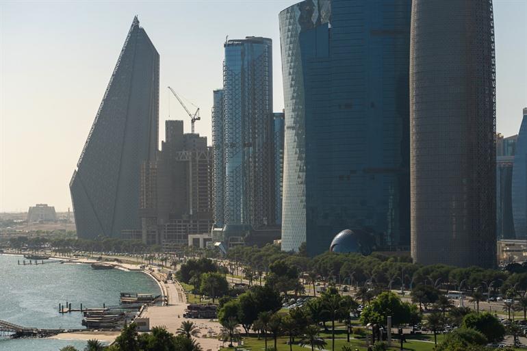 Die Corniche entlang der Skyline von Doha