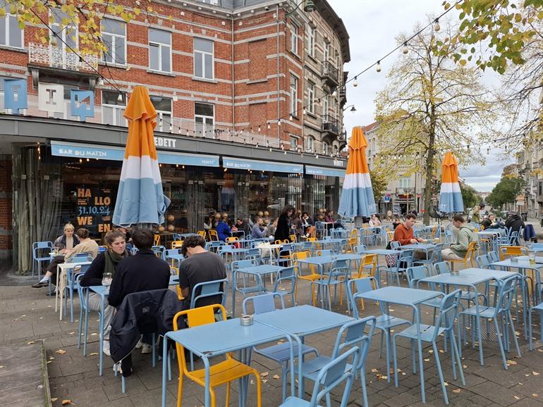 Den Tag auf der Terrasse des Bar de Matin in Vorst ausklingen lassen