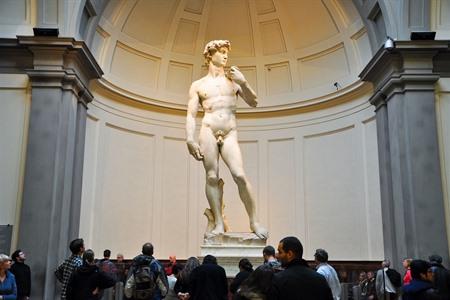 Die David-Statue von Michelangelo und die Kuppel, Florenz