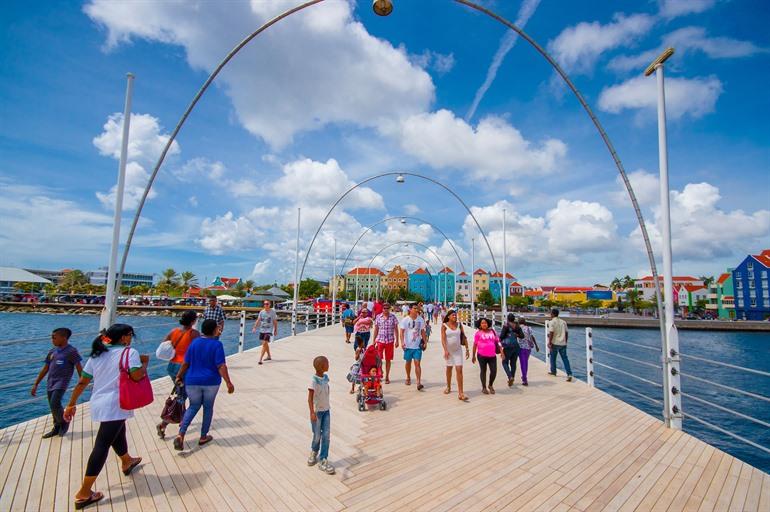Die schwimmende Königin-Emmabrücke auf Curaçao